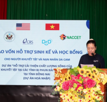 TRAO VỐN SINH KẾ VÀ HỌC BỔNG CHO NGƯỜI KHUYẾT TẬT TẠI ĐỒNG NAI