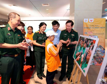 TRƯNG BÀY TRIỂN LÃM ẢNH "THEO ÁNH BÌNH MINH” 2025: Ánh sáng lạc quan từ những mảnh đời da cam