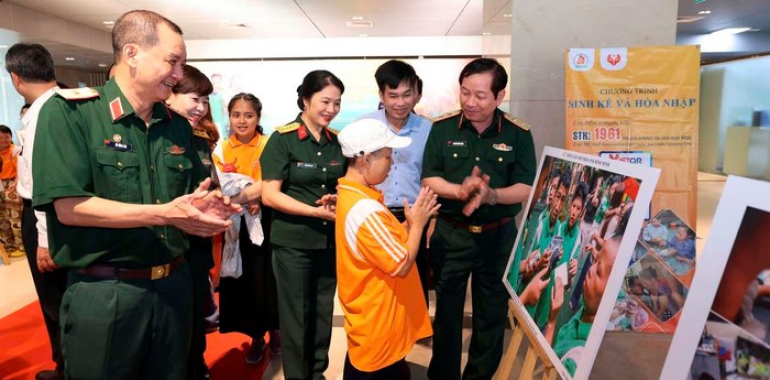 TRƯNG BÀY TRIỂN LÃM ẢNH "THEO ÁNH BÌNH MINH” 2025: Ánh sáng lạc quan từ những mảnh đời da cam