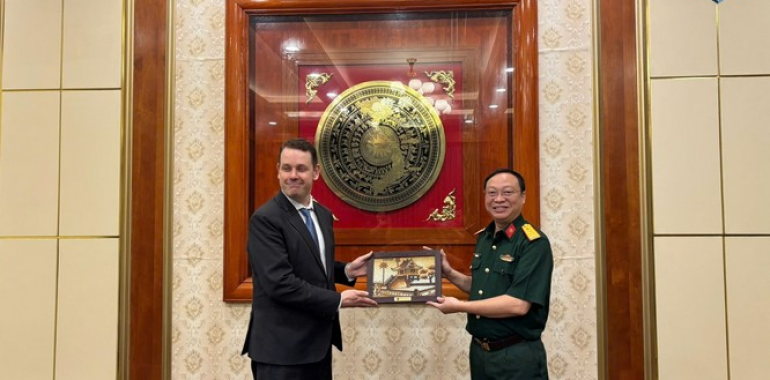 NACCET TIẾP ĐÓN, LÀM VIỆC VỚI ĐẠI DIỆN BỘ TRƯỞNG BỘ CHIẾN TRANH HOA KỲ