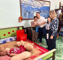 LAN TỎA TÌNH CẢM, TRÁCH NHIỆM: Đoàn công tác NACCET - Đại sứ quán Hoa Kỳ tại Việt Nam tới thăm gia đình nạn nhân chất độc da cam tại Đồng Nai
