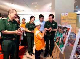 TRƯNG BÀY TRIỂN LÃM ẢNH "THEO ÁNH BÌNH MINH” 2025: Ánh sáng lạc quan từ những mảnh đời da cam