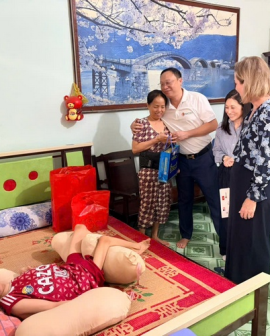 LAN TỎA TÌNH CẢM, TRÁCH NHIỆM: Đoàn công tác NACCET - Đại sứ quán Hoa Kỳ tại Việt Nam tới thăm gia đình nạn nhân chất độc da cam tại Đồng Nai