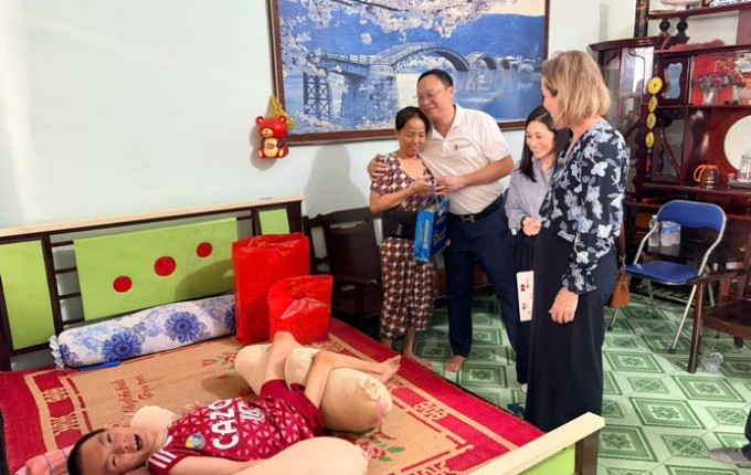 LAN TỎA TÌNH CẢM, TRÁCH NHIỆM: Đoàn công tác NACCET - Đại sứ quán Hoa Kỳ tại Việt Nam tới thăm gia đình nạn nhân chất độc da cam tại Đồng Nai